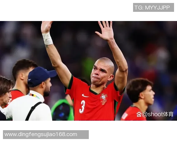 足坛铁卫佩佩经典球星卡收藏价值与独特魅力解析