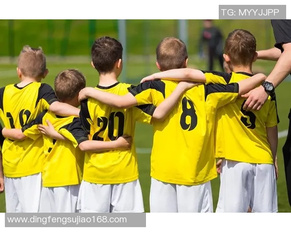 足球场上的真挚情谊:球星抱对手瞬间展现运动精神与人性光辉 足球场上的真挚情谊:球星抱对手瞬间展现运动精神与人性光辉